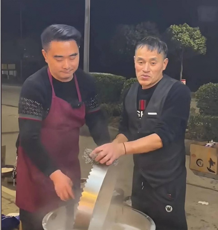 Ông Trần (bên phải) cùng bạn thân làm việc thiện. Ảnh: QQ