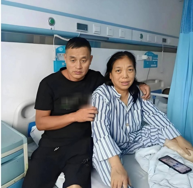 Ông Trần mong vợ sớm khỏi bệnh. Ảnh: QQ