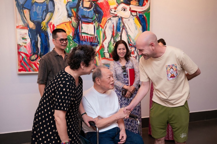 Họa sĩ Đỗ Sơn ngồi xe lăn tới triển lãm.