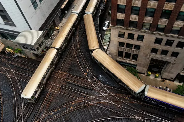 Tàu di chuyển qua khu Loop của TP Chicago (bang Illinois, Mỹ). Ảnh: Al Drago/Bloomberg