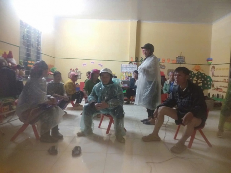 Tối ngày 29/9, các hộ dân được vận động đến nơi an toàn.