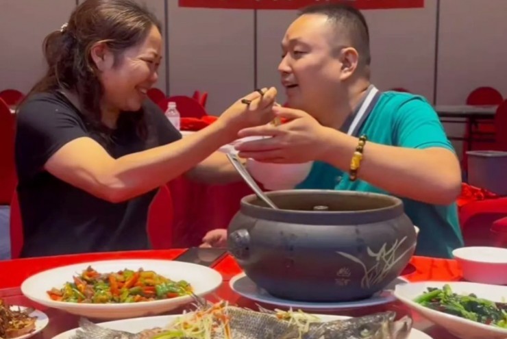 Triệu phú thất lạc 33 năm tìm được mẹ, tặng ngay biệt thự báo hiếu