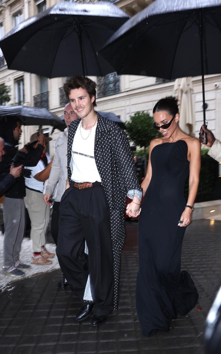 Cruz và bạn gái Jackie cùng diện tông màu đen. Con trai Beckham lăng xê mốt chấm bi với áo khoác dáng dài unisex. Ảnh: Backgrid