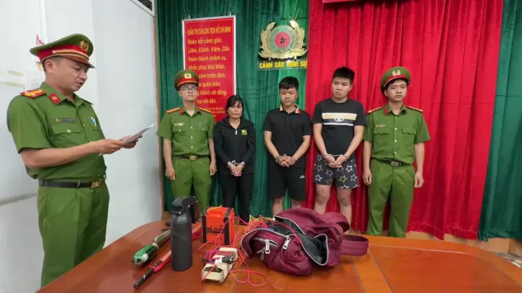 Hai người đàn ông trộm chó và người phụ nữ mua chó ăn trộm bị công an bắt để điều tra. Ảnh: CA