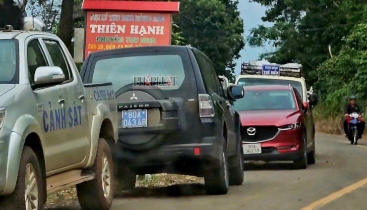 Những chiếc xe công vụ của lực lượng công an điều tra Bộ Công an có mặt tại hiện trường.