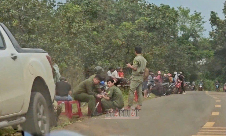 Phía ngoài đường, lực lượng chức năng không cho người lạ tiếp cận.