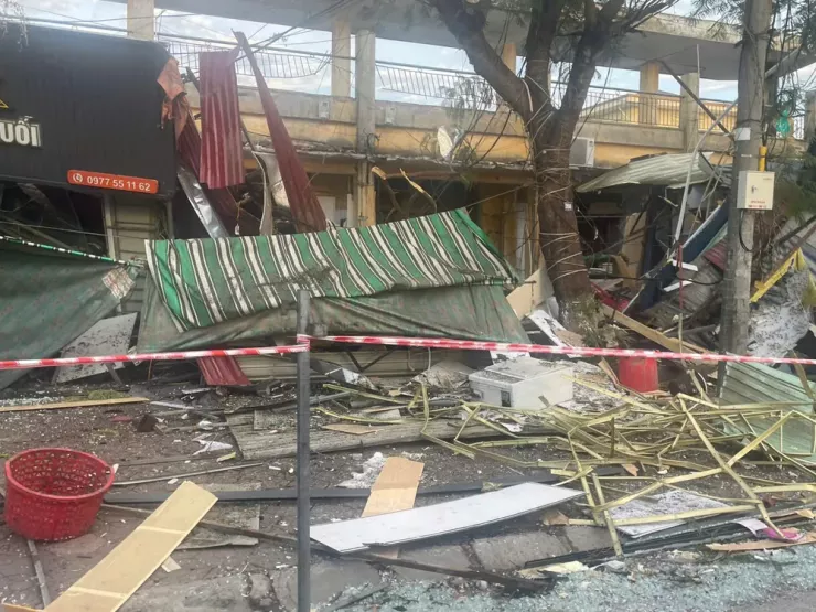 Vụ nổ khiến mái che một số ki-ốt bị kéo sập, nhiều đồ đạc vật dụng hư hỏng. Ảnh: CTV