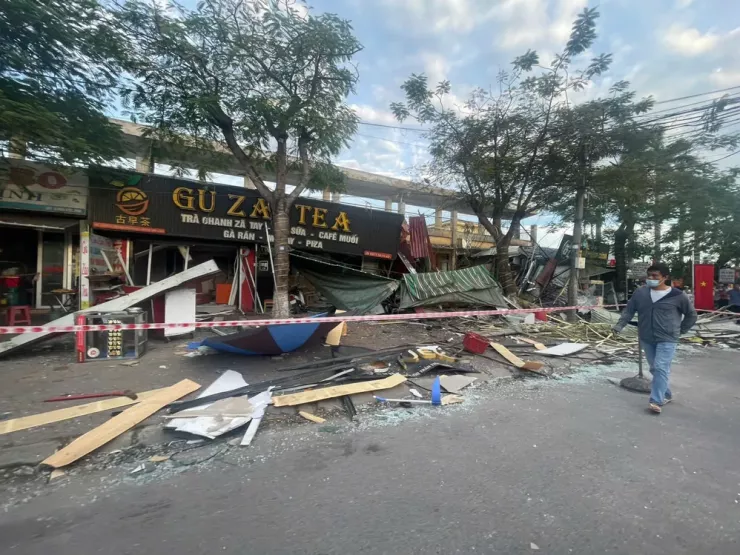 Vụ nổ tại ki-ốt trước sân vận động Tiên Lãng khiến một số người bị thương. Ảnh: CTV