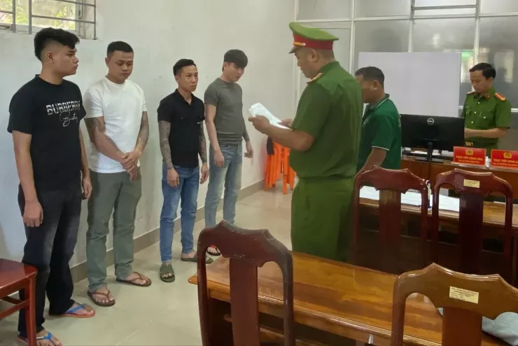 Mâu thuẫn khi mời bia, thanh niên rủ người mang kiếm nhật, dao đến tấn công bạn nhậu. Ảnh: CA