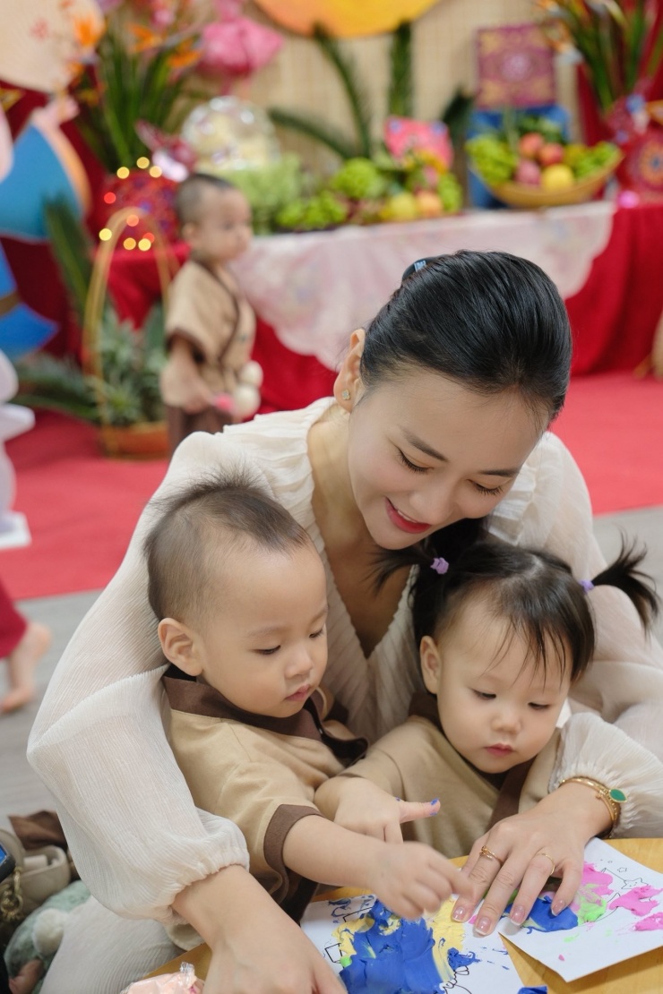 Diễn viên Phương Oanh đồng hành với cặp song sinh Jimmy - Jenny trong Tết Trung thu đầu tiên ở trường mầm non.&nbsp;