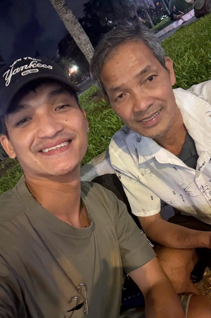 Diễn viên Mạc Văn Khoa&nbsp;đón bố vào TPHCM thăm gia đình nhỏ của mình.&nbsp;