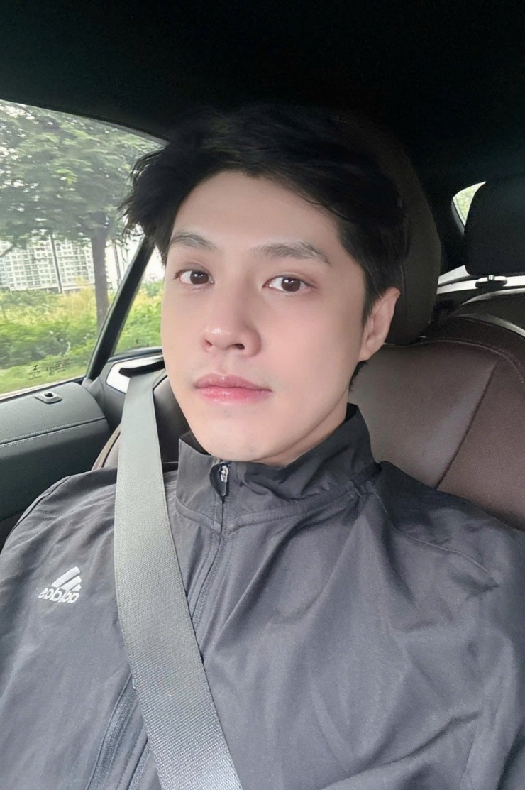 Ca sĩ Noo Phước Thịnh&nbsp;ví mình như shipper vì có việc ra đường giữa trưa.&nbsp;