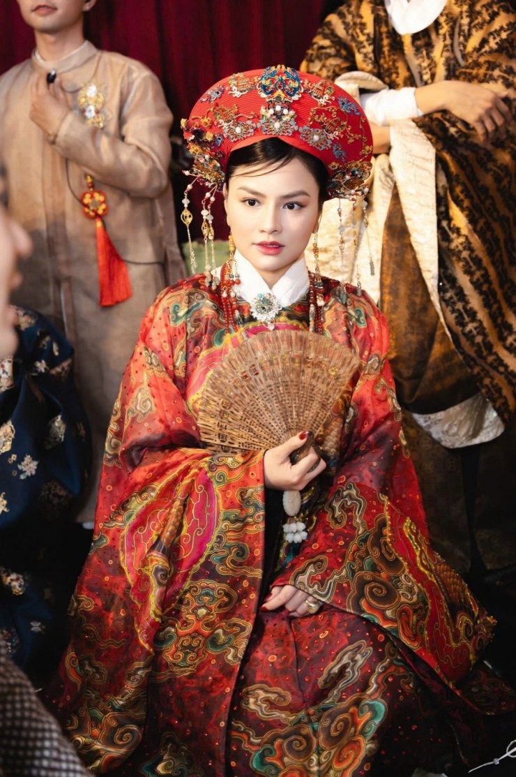 Siêu mẫu Vũ Thu Phương bày biện lễ vật cúng Tổ nghề.&nbsp;