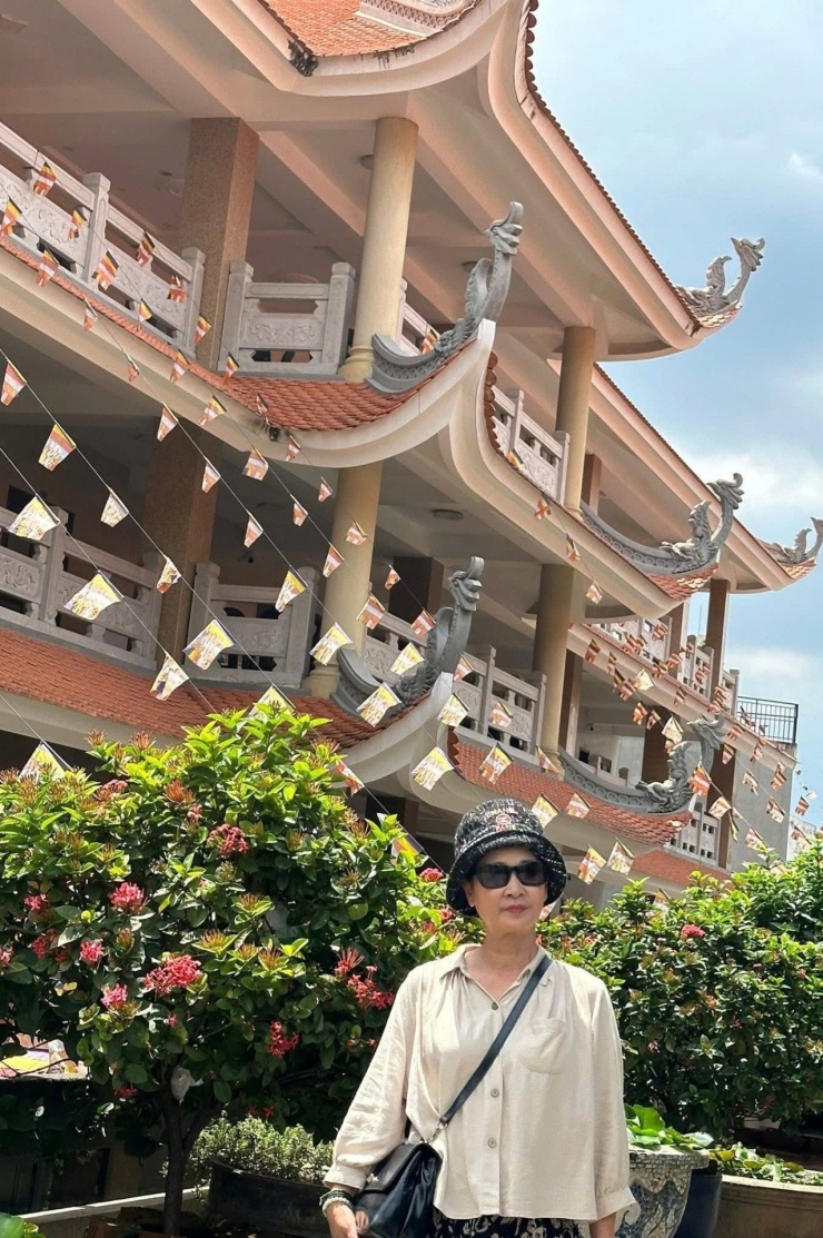 NSND Lan Hương tranh thủ lịch nghỉ của đoàn phim để đến chùa cầu bình an.&nbsp;