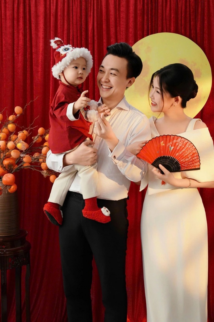 Vợ chồng hoa hậu Lê Âu Ngân Anh sum vầy bên con.&nbsp;