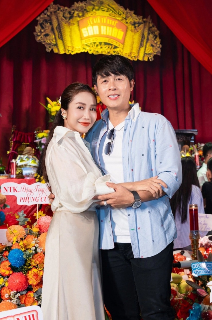 Diễn viên, MC Ốc Thanh Vân hội ngộ đàn anh Hòa Hiệp khi cúng Tổ tại sân khấu.&nbsp;