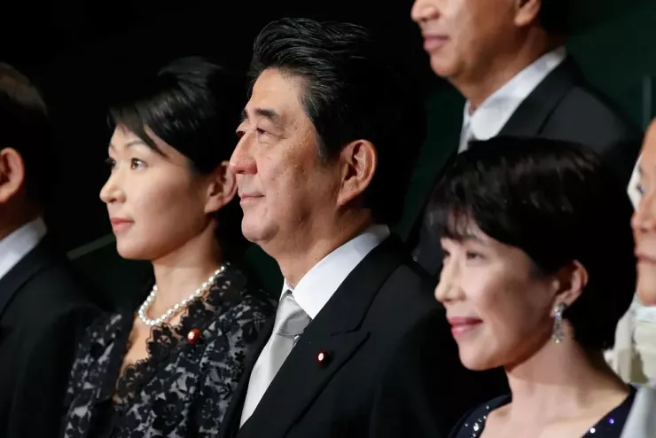 Bà Sanae Takaichi và ông Shinzo Abe vào năm 2016. Ảnh: Kiyoshi Ota/BLOOMBERG