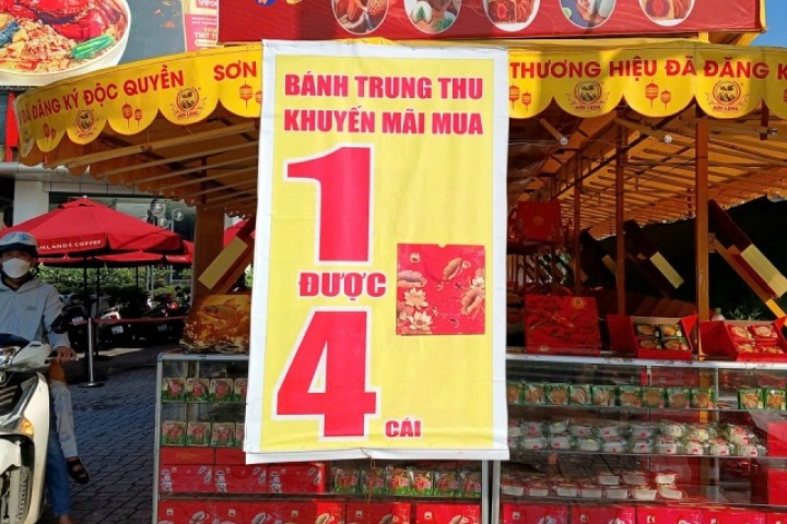 Sạp bánh trung thu truyền thống bên đường hết thời hoàng kim