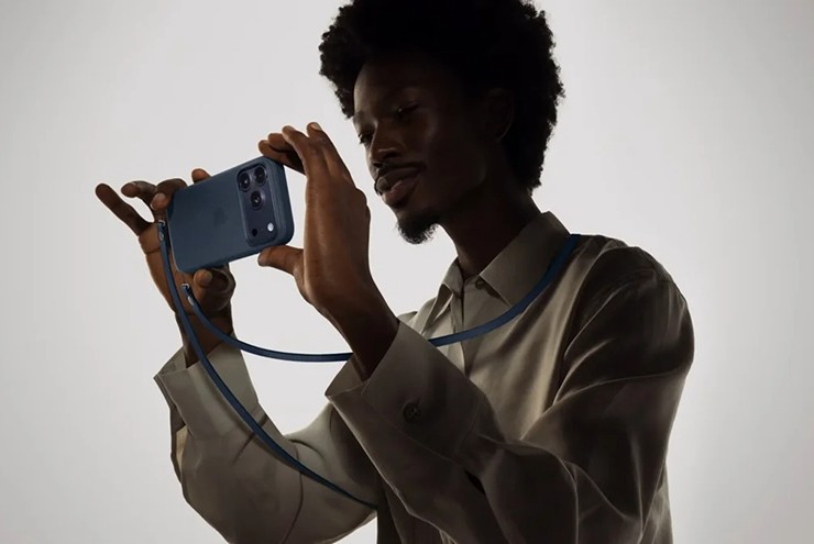 Dây đeo chéo iPhone được Apple chào bán tại Việt Nam với giá 1,668 triệu đồng.