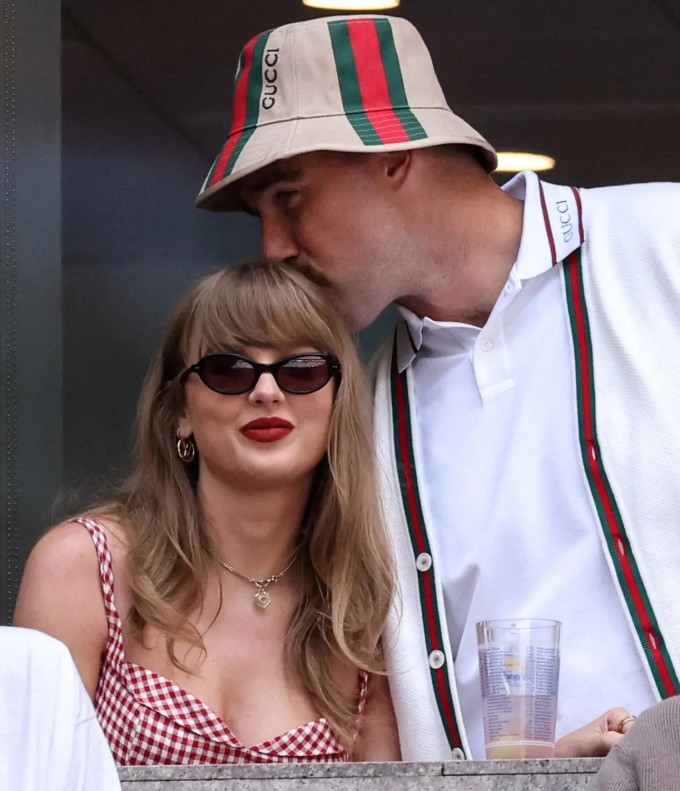 Taylor Swift và Travis Kelce.