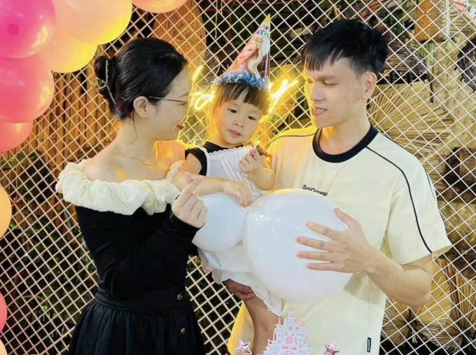 Vợ chồng chị Thu Hương trong tiệc sinh nhật con gái năm 2023. Ảnh: Nhân vật cung cấp