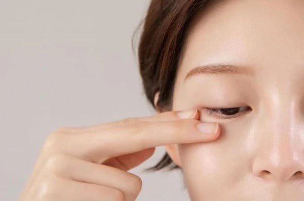 Vì sao chăm chỉ thoa kem mắt quanh năm suốt tháng nhưng mắt vẫn 