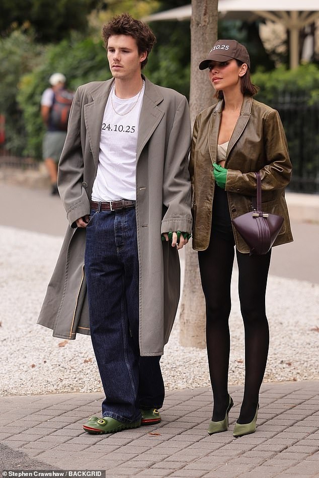 Cruz và bạn gái đồng điệu với giày dép tông xanh lá. Vogue nhận xét Cruz có gu thời trang đặc sắc. Để tạo sự tương phản thanh lịch - kỳ quặc, anh mặc áo phông, quần jeans và dép ếch của JW Anderson. Ảnh: Backgrid