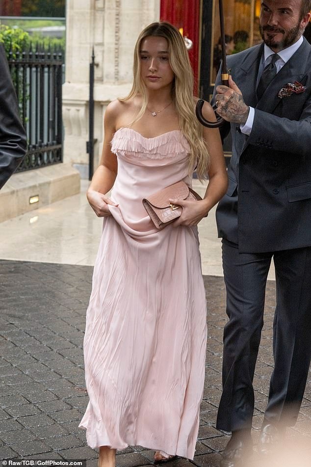 Harper, 14 tuổi, chọn đầm quây ngực, mang giày cao gót. Cô bé luôn đi sát bên bố, cầm túi da cá sấu màu hồng đồng điệu váy. Ảnh: GoffPhotos