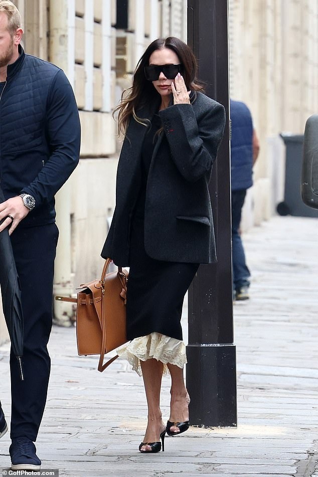 Trước buổi trình diễn một ngày, cả gia đình Beckham cũng gây chú ý khi chưng diện những bộ cánh hợp mốt, kết hợp túi Hermes. Victoria phối đầm suông cùng blazer len theo phong cách sang trọng thầm lặng. Ảnh: GoffPhotos