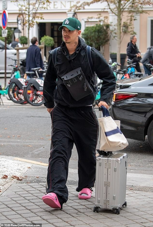 Trang phục của Romeo lại đi theo hướng năng động, kết hợp giữa đồ đắt tiền và bình dân với dép nhựa hồng, túi Hermes. Ảnh: GoffPhotos