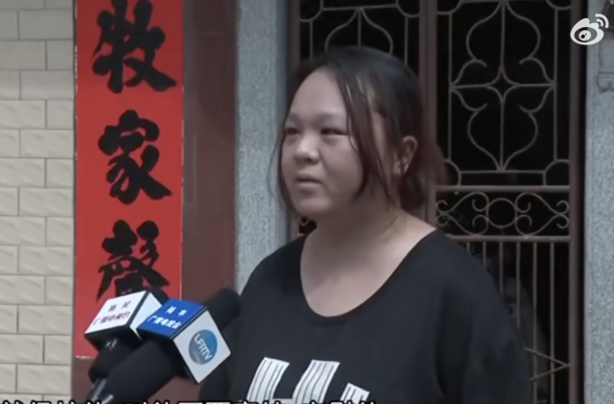 Chị Chen ở thành phố Lục Phong, Quảng Đông, người đỡ được bé trai 3 tuổi rơi từ tầng 2 xuống, ngày 26/9. Nguồn: 163.com