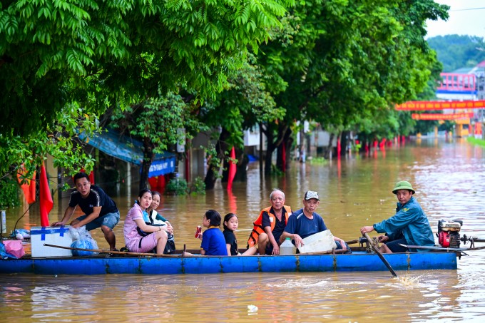 Chính quyền dùng thuyền cứu hộ tiếp tế cho người dân vùng ngập lụt tỉnh Lào Cai sau bão Bualoi. Ảnh: Giang Huy