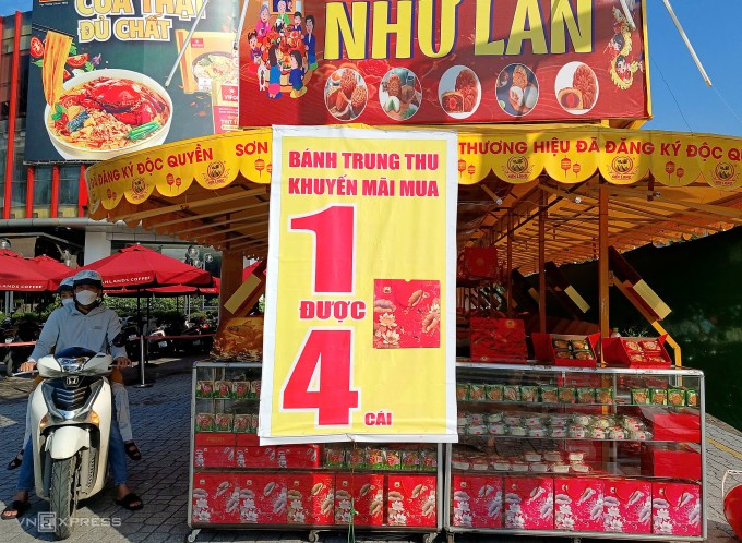 Sạp bánh trên đường Nguyễn Oanh, phường Gò Vấp (TP HCM) dù khuyến mãi nhưng vẫn không mấy khách ghé. Ảnh: Thi Hà