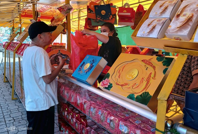 Khách mua bánh tại một sạp dựng bên đường ở TP HCM. Ảnh: Thi Hà