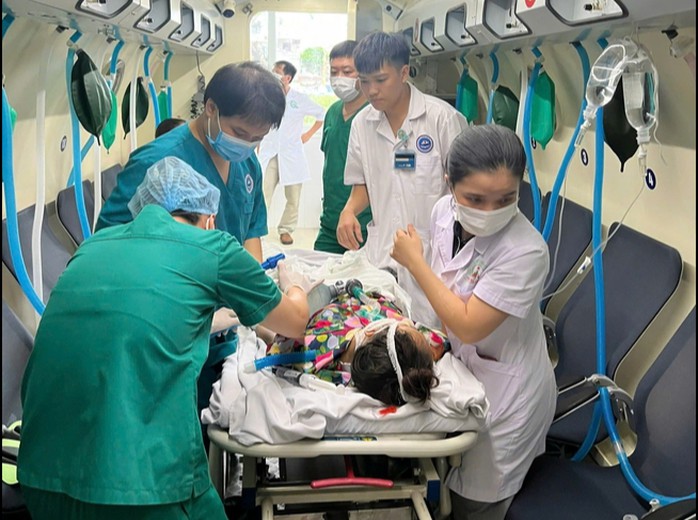 Điều trị cho bệnh nhân ngộ độc CO tại Viện Y học Biển Việt Nam. Ảnh: SKDS