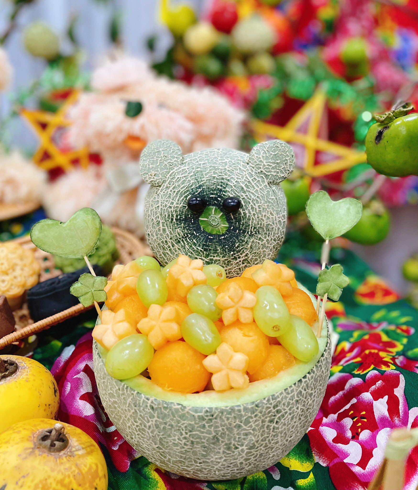 Những giỏ trái cây chị Thủy cắt tỉa rất xinh xắn, dễ thương khiến bọn trẻ ùa lên thích thú.