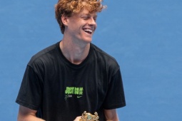 Thể thao - Sinner có 49 triệu USD vẫn ở phòng "bé xíu" với bố mẹ, không có chỗ để cúp