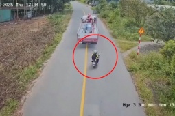 Clip: Xe máy vượt ẩu trên đường, lấn làn đâm trực diện ô tô tải cực mạnh