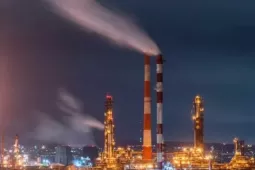 Thế giới - Máy bay không người lái tấn công nhà máy lọc dầu 90 năm tuổi của Nga