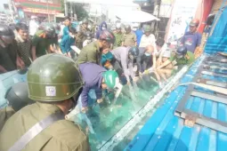 Nghẹt thở giải cứu 2 công nhân bị hàng chục tấm kính cường lực đè lên...