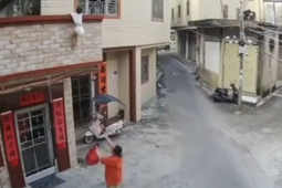 Bạn trẻ - Cuộc sống - Tay không đỡ bé trai rơi từ tầng hai