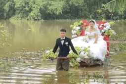 Bạn trẻ - Cuộc sống - Chuyện phía sau video chú rể một mình kéo xe vượt đường ngập rước vợ về nhà