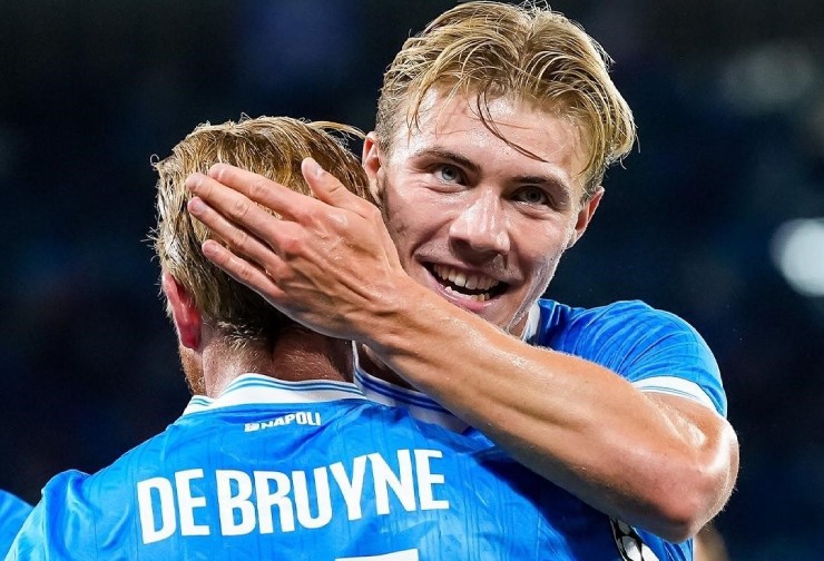Chơi cạnh De Bruyne, Hojlund trở thành mối đe dọa cho mọi mành lưới.