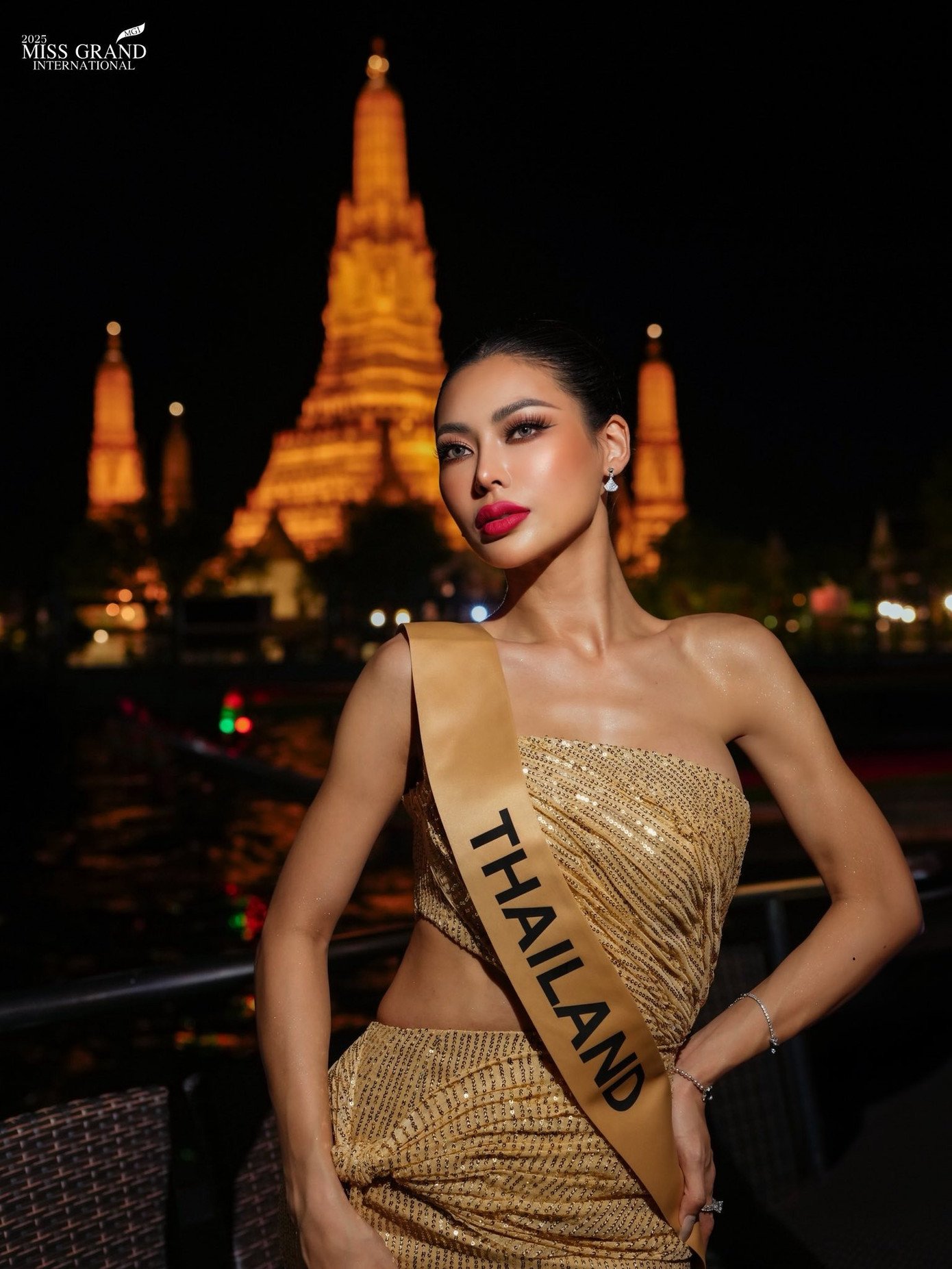 Hai người đẹp cùng chọn tông màu vàng gold sang trọng cho buổi tiệc tối.