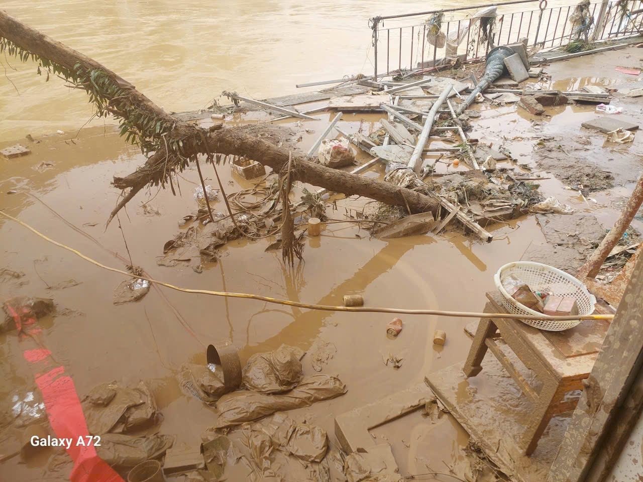Hình ảnh nhà Hoa hậu Nông Thúy Hằng sau trận lũ.