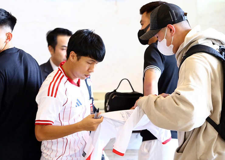 Hậu vệ Văn Vĩ vui vẻ ký tặng người hâm mộ tại khách sạn nơi ĐT Việt Nam đóng quân (phường Thủ Dầu Một, TP.HCM).