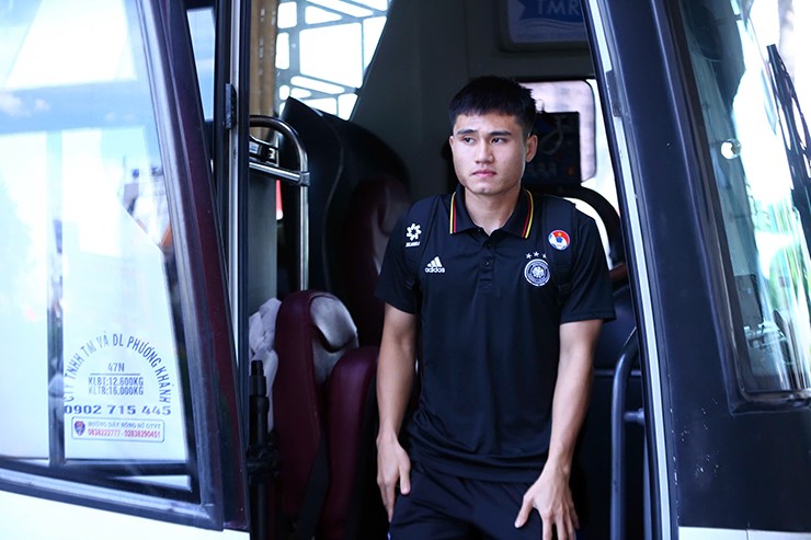 Cầu thủ chạy cánh Phi Hoàng khá rụt rè trong lần đầu được lên tập trung ĐT Việt Nam.