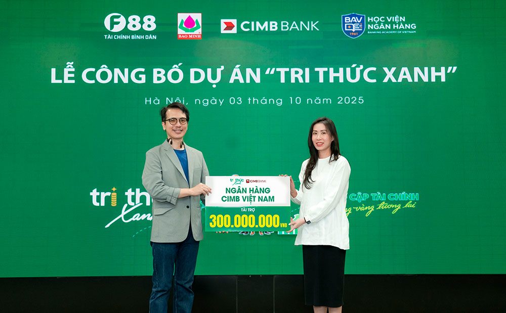 Ông Trần Tuấn Việt - Giám đốc Khối Truyền thông và tiếp thị F88 - Đại diện dự án “Tri Thức Xanh” nhận tài trợ từ Ngân hàng CIMB Việt Nam.