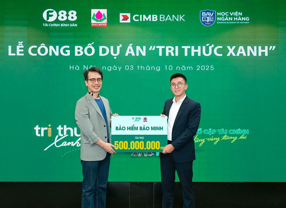 Ông Trần Tuấn Việt - Giám đốc Khối Truyền thông và tiếp thị F88 - Đại diện dự án “Tri Thức Xanh” nhận tài trợ từ Bảo hiểm Bảo Minh.