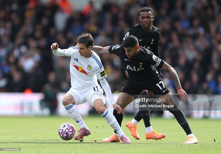Leeds (áo trắng) và Tottenham thi đấu quyết tâm